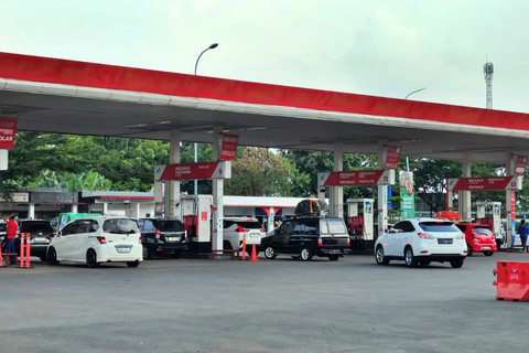 Antrean kendaraan saat akan mengisi BBM di SPBU Rest Area KM 166 Tol Cipali, pada Minggu (15/3/2026). Foto: Dok. kumparan