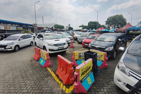 Parkiran Rest Area KM 166 Tol Cipali terlihat penuh oleh kendaraan pemudik yang sedang beristirahat, pada Minggu (15/3/2026). Foto: Dok. kumparan