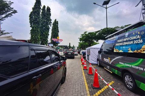 Parkiran Rest Area KM 166 Tol Cipali terlihat penuh oleh kendaraan pemudik yang sedang beristirahat, pada Minggu (15/3/2026). Foto: Dok. kumparan