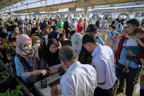 Sejumlah penumpang bersiap memasuki gerbong kereta api di Stasiun Pasar Senen, Jakarta, Minggu (15/3/2026). Foto: Jamal Ramadhan/kumparan