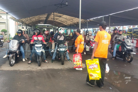 Sejumlah pengendara bersiap memasuki kapal laut di Pelabuhan Gilimanuk, Bali, Minggu (15/3/2026). Foto: kumparan
