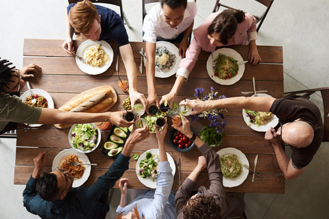 Ilustrasi silaturahmi lewat makan bersama. Foto: Pexels