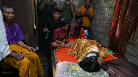 Fendi (tengah, kemeja merah), bocah di Gunungkidul yang putus sekolah demi merawat sang ibu yang sakit stroke. Foto: Pemkab Gunungkidul