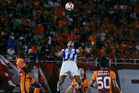 Persib Bandung melawan Borneo FC pada pertandingan Super League di Stadion Segiri, Samarinda, Minggu (15/3/2026). Foto: Instagram/@persib