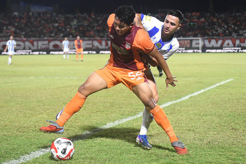 Pemain  Borneo FC Samarinda Muhammad Alfharezzi Buffon berebut bola dengan pemain Persib Bandung Eliano Reijnders pada pertandingan Super League di Stadion Segiri Samarinda, Minggu (15/3/2026). Foto: M Risyal Hidayat/ANTARA FOTO