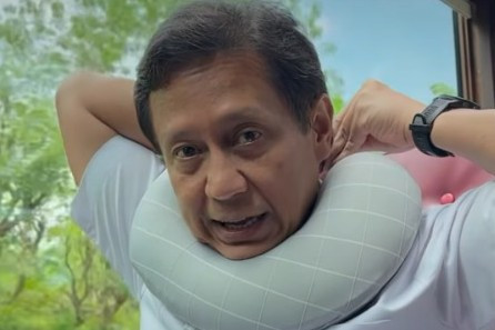 Menkes Budi Gunadi Sadikin tunjukkan cara pakai bantal leher yang benar. Foto: Instagram/@bgsadikin