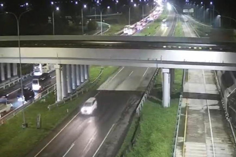 Kondisi lalu lintas Tol Cikampek-Palimanan, Minggu (15/3/2026). Foto: CCTV Kemenhub