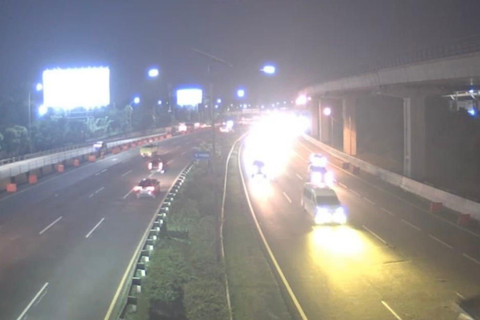 Kondisi lalu lintas Tol Jakarta-Cikampek, Minggu (15/3/2026). Foto: CCTV Kemenhub
