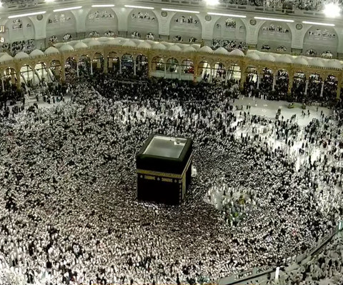 Suasana tawaf pada Minggu 15 Maret 2025 pukul 19.00 Waktu Arab Saudi (WAS) atau 23.00 WIB. Foto: Youtube/@qurantvsa