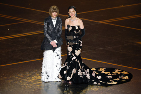 Anna Wintour dan Anne Hathaway berdiri di atas panggung selama acara Oscar pada Academy Awards ke-98 di Hollywood, Los Angeles, California, AS, 15 Maret 2026. Foto: REUTERS/Mike Blake