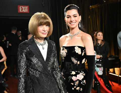 Anna Wintour dan Anne Hathaway berpose di belakang panggung selama Oscar ke-98 di Dolby Theatre pada 15 Maret 2026 di Hollywood, California. Foto: Richard Harbaugh/Getty Images/AFP