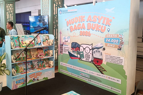Stan 'Mudik Asyik Baca Buku' 2026 dari Kemendikdasmen yang berada di Stasiun Pasar Senen, Jakarta Pusat pada Senin (16/3). Foto: Ryan Iqbal/kumparan