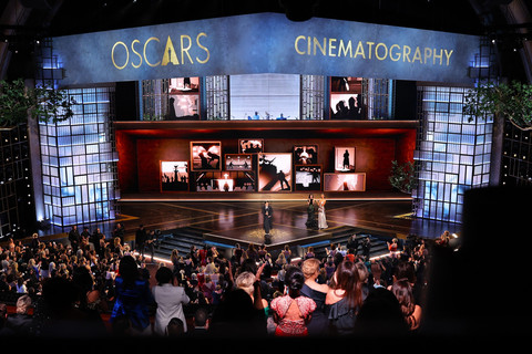 Para wanita berdiri saat Autumn Durald Arkapaw memenangkan Oscar untuk Sinematografi Terbaik untuk film "Sinners" selama acara Oscar di Academy Awards ke-98 di Hollywood, Los Angeles, California, AS, 15 Maret 2026. Foto: REUTERS/Mike Blake
