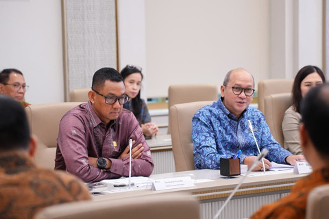 Chief Executive Officer Danantara Indonesia, Rosan Perkasa Roeslani (kanan) saat memberikan sambutannya dalam acara Penandatanganan Dokumen Hibah dan Kerjasama Operasi Pembangkit Listrik Tenaga Surya (PLTS) antara Pemerintah Daerah Kabupaten Sumenep, Yayasan Torang IWIP Berbakti, dan PT PLN (Persero) di Wisma Danantara pada Jumat (13/3). Foto: Dok. PLN