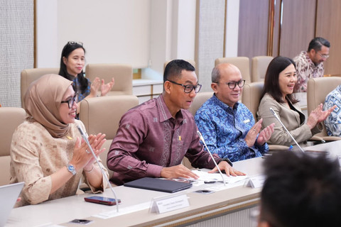 Direktur Utama PLN, Darmawan Prasodjo (kedua dari kiri) dalam sambutannya menyampaikan pada penandatanganan Kerja Sama Operasi PLTS Hibah untuk daerah Sumenep di Wisma Danantara pada Jumat (13/3). Foto: Dok. PLN