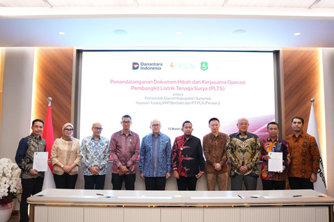 Chief Executive Officer Danantara Indonesia, Rosan Perkasa Roeslani (kelima dari kiri) bersama Direktur Utama PLN, Darmawan Prasodjo (keempat dari kiri), Bupati Sumenep, Achmad Fauzi Wongsojudo (kelima dari kanan), Kepala Yayasan Torang IWIP Berbakti, Wahyu Budhi Santoso (ketiga dari kanan) serta perwakilan para pihak pascapenandatanganan dokumen Kerja Sama Operasi PLTS antara Pemerintah Kabupaten Sumenep dan PLN di Wisma Danantara (13/3). Foto: Dok. PLN
