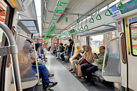 Suasana KRL Bekasi Line di Stasiun Bekasi pada hari pertama kebijakan WFA menjelang Lebaran Idul Fitri 1447 H, Senin (16/3). Foto: Abid Raihan/kumparan