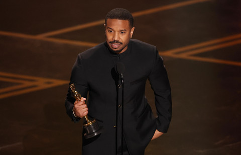 Aktor AS Michael B. Jordan menerima penghargaan Aktor Terbaik dalam Peran Utama untuk film "Sinners" di atas panggung selama Academy Awards ke-98. Foto: Patrick T. Fallon / AFP
