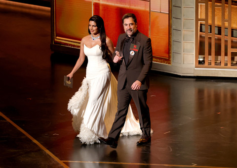 Priyanka Chopra Jonas dan Javier Bardem berbicara di atas panggung selama Oscar ke-98. Foto: Kevin Winter/Getty Images/AFP