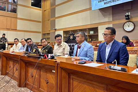 Konferensi Pers Komisi III DPR RI terkait rapat internal soal penyiraman air keras terhadap Wakil Koordinator KontraS, Andrie Yunus di DPR, Senin (16/3). Foto: Abid Raihan/kumparan