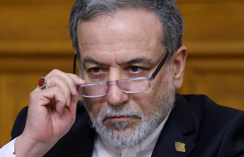 Menteri Luar Negeri Iran Abbas Araqchi menyesuaikan kacamatanya saat konferensi pers setelah pembicaraan dengan Menteri Luar Negeri Rusia Sergei Lavrov di Moskow, Rusia, 17 Desember 2025. Foto: REUTERS/Ramil Sitdikov