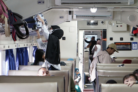 Pemudik menyusun kopernya di kereta api Rajabasa tujuan Lampung-Palembang di Stasiun Tanjungkarang, Bandar Lampung, Lampung, Senin (16/3/2026). Foto: Ardiansyah/ANTARA FOTO