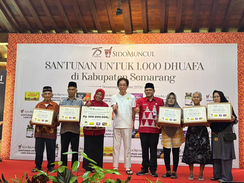 Irwan Hidayat memberikan santunan untuk duafa di Semarang. Foto: kumparan/Intan Alliva
