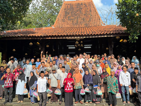 Foto bersama saat acara santunan oleh Sido Muncul. Foto: kumparan/Intan Alliva