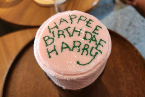 Starbucks x Harry Potter menu baru dari kue sampai aneka minuman. Foto: Azalia Amadea/kumparan