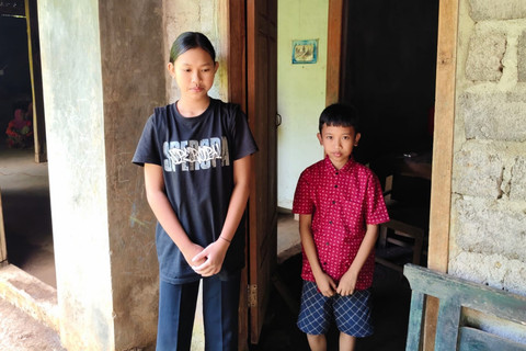 Fendi (kanan) dan kakaknya, Ayu Ambarwati. Foto: Arfiansyah Panji Purnandaru/kumparan