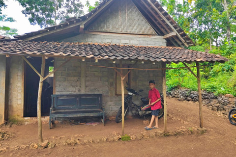 Fendi di rumahnya di Gunungkidul, Senin (16/3). Foto: Arfiansyah Panji Purnandaru/kumparan