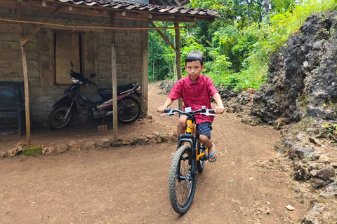 Fendi di rumahnya di Gunungkidul, Senin (16/3). Foto: Arfiansyah Panji Purnandaru/kumparan