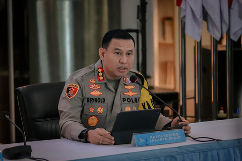 Kapolres Jakarta Pusat, Kombes Pol Reynold Hutagalung berbicara pada konferensi pers perkembangan penanganan kasus penyiraman air keras di Gedung Promoter Polda Metro Jaya, Jakarta, Senin (16/3/2026). Foto: Jamal Ramadhan/kumparan