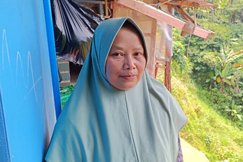 Santi, warga yang memilih tetap tinggal di rumahnya pasca-longsor 2025, Senin (16/3/2026). Foto: Abisatya/kumparan