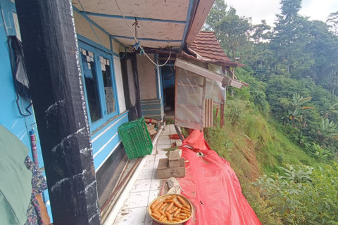 Bagian belakang rumah Santi di Desa Cibogo, Kecamatan Lembang, Kabupaten Bandung Barat, Senin (16/3/2026). Foto: Abisatya/kumparan
