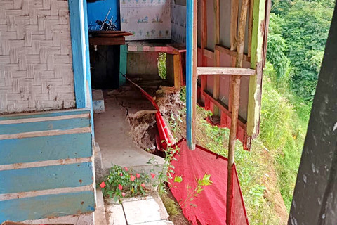 Bagian belakang rumah Santi di Desa Cibogo, Kecamatan Lembang, Kabupaten Bandung Barat, Senin (16/3/2026). Foto: Abisatya/kumparan