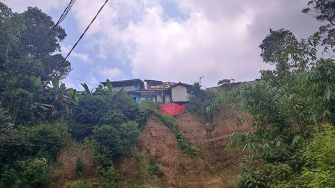 Tampak belakang rumah Santi di Desa Cibogo, Kecamatan Lembang, Kabupaten Bandung Barat, Senin (16/3/2026). Foto: Abisatya/kumparan