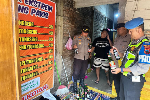 Polsek Jati, Kabupaten Kudus, mengamankan minuman keras di Desa Jepangpakis, pada Minggu (15/3). Foto: Dok. Polres Kudus