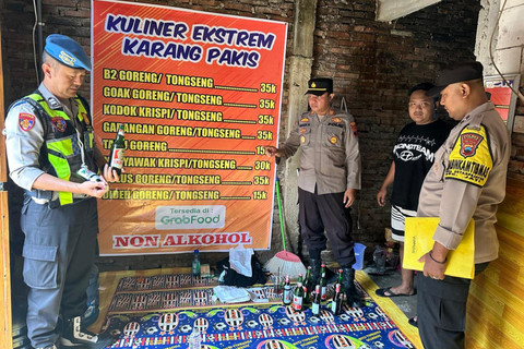 Polsek Jati, Kabupaten Kudus, mengamankan minuman keras di Desa Jepangpakis, pada Minggu (15/3). Foto: Dok. Polres Kudus
