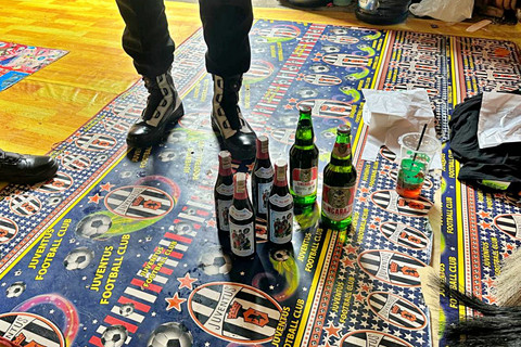 Polsek Jati, Kabupaten Kudus, mengamankan minuman keras di Desa Jepangpakis, pada Minggu (15/3). Foto: Dok. Polres Kudus