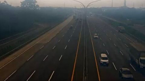 Lalu Lintas Tol Jakarta-Cikampek siang ini, Sejin (15/3). Foto: Dok. CCTV Travoy Jasa Marga
