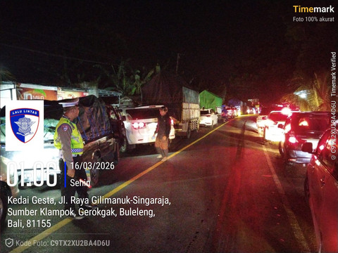 Kondisi lalu lintas menuju Pelabuhan Gilimanuk, Minggu malam (15/3/2026). Foto: Polda Bali
