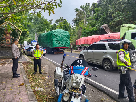 Polisi lalu lintas mengatur arus mudik menuju Pelabuhan Gilimanuk, Senin (16/3/2026). Foto: Polda Bali