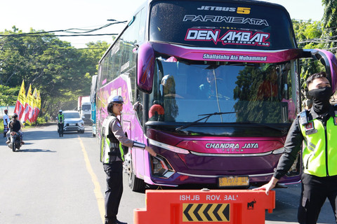 Polisi lalu lintas mengatur arus mudik menuju Pelabuhan Gilimanuk, Senin (16/3/2026). Foto: Polda Bali