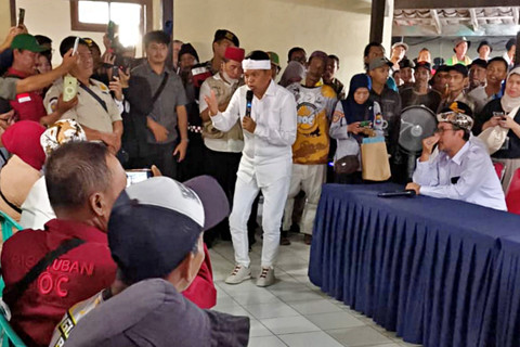 Gubernur Jawa Barat Dedi Mulyadi memberi kompensasi kepada penarik becak untuk libur bekerja selama arus mudik dan balik Idul Fitri 1447 H. Foto: Dok. Diskominfo Jabar