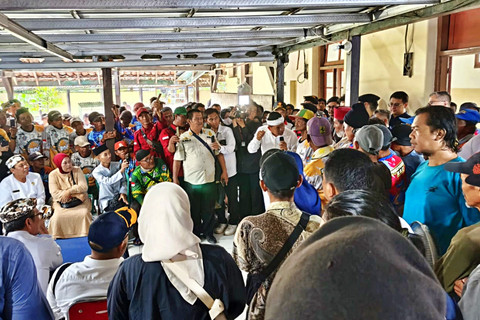 Gubernur Jawa Barat Dedi Mulyadi memberi kompensasi kepada penarik becak untuk libur bekerja selama arus mudik dan balik Idul Fitri 1447 H. Foto: Dok. Diskominfo Jabar