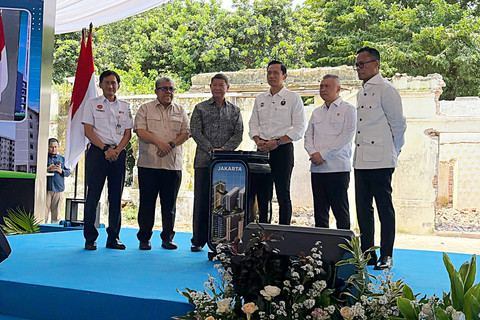 Direktur Utama PT KAI Bobby Rasyidin dan Menko Infra Agus Harimurti Yudhoyono dalam gelaran Pencanangan Pembangunan Hunian dalam Rangka Mendukung Program Tiga Juta Rumah di Jalan Manggarai Utara VII,  Jakarta Selatan, Senin (16/3/2026). Foto: Najma Ramadhanya/kumparan