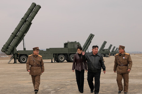 Pemimpin Korea Utara Kim Jong-un didampingi putrinya Kim Ju Ae menyaksikan peluncuran uji coba peluncur roket ganda kaliber 600 mm di Korea Utara pada Sabtu (14/3/2026). Foto: KCNA/via REUTERS