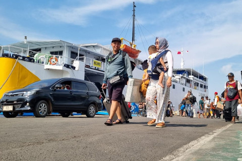 Penumpang berjalan menuju pintu keluar usai turun dari KM Kirana III di Pelabuhan Tanjung Perak Surabaya, Senin (17/3/2026). Foto: Farusma Okta Verdian/kumparan