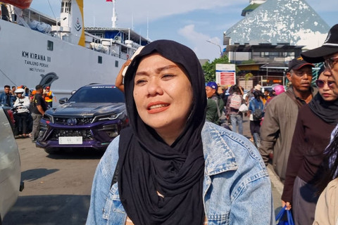 Umi Ashanti, penumpang KM Kirana III di Pelabuhan Tanjung Perak Surabaya, Senin (16/3/2026). Foto: Farusma Okta Verdian/kumparan